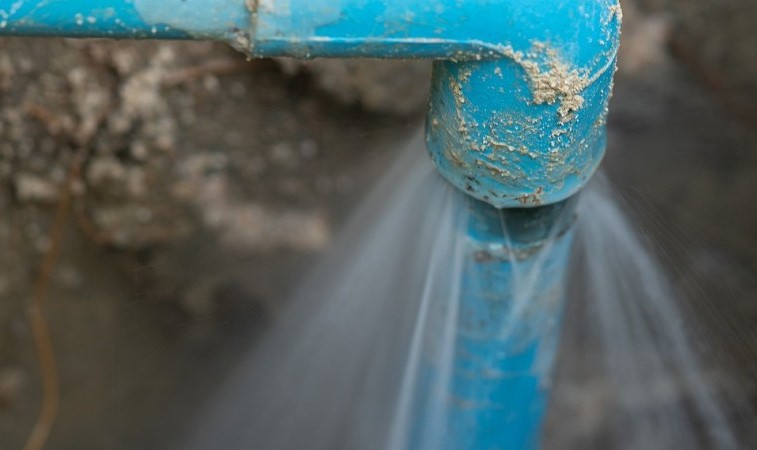 طرق علاج تسرب الماء من السطح